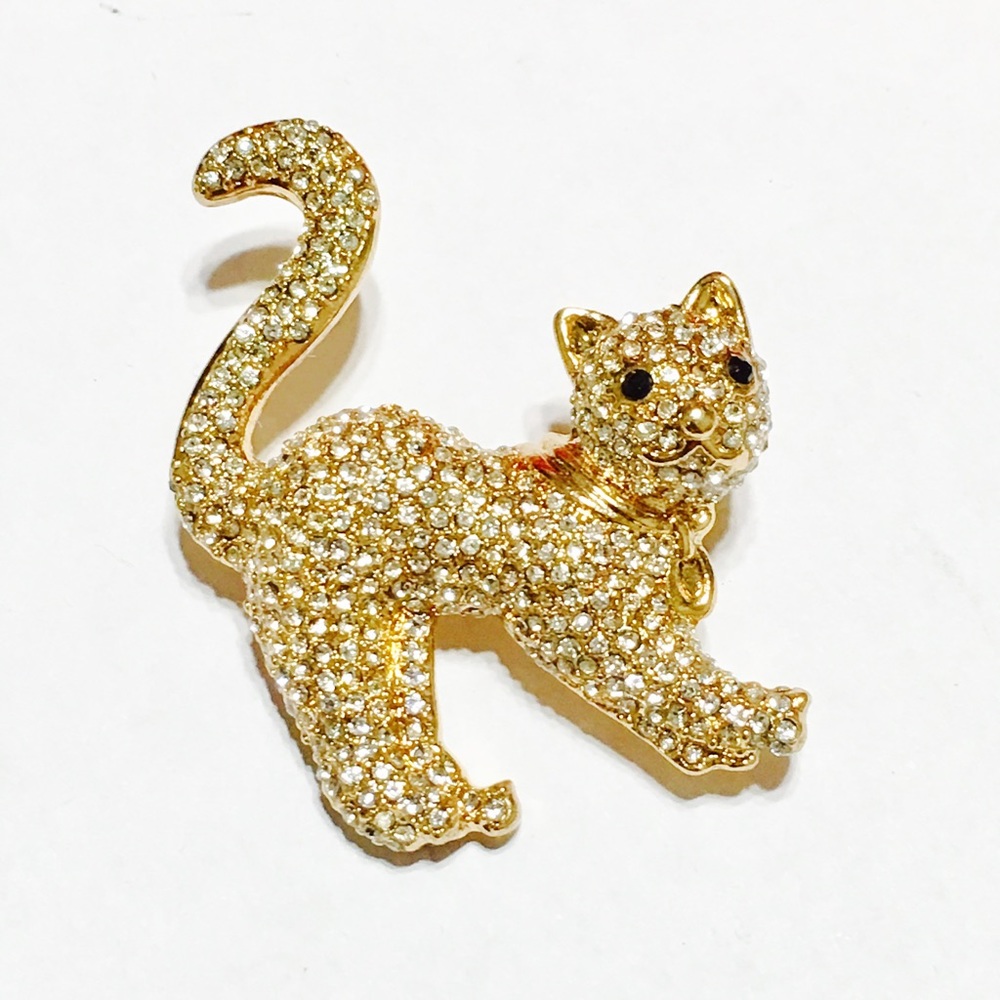 Cat Brooch set in yellow gold. Really gorgeous !